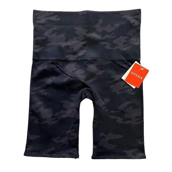 Spanx Look At Me Now Black Camo Bike Athletic Shorts NWT Size Medium - Picture 1 of 4
